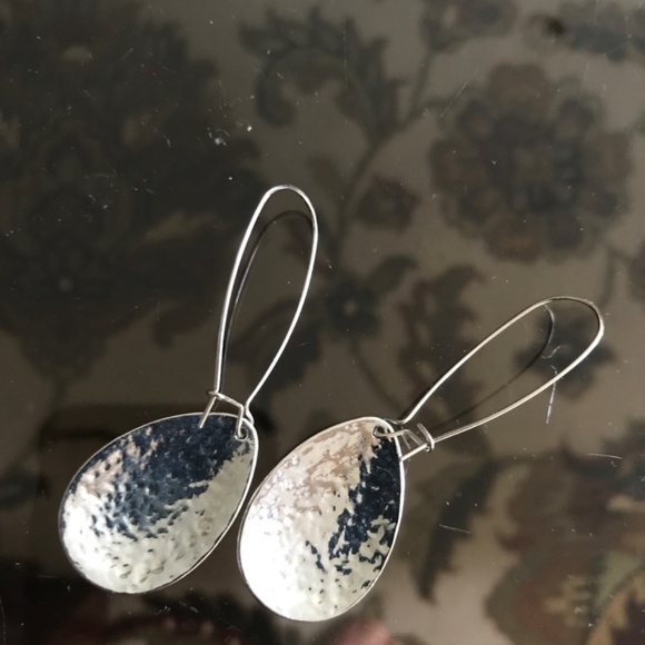 Pair of large raindrop shaped silver earrings - Picture 4 of 5